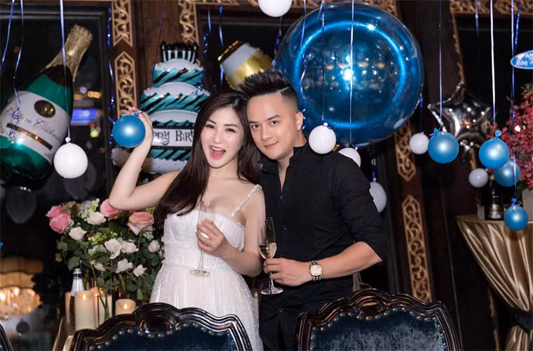 Về phía Hương Tràm, cô cũng chia sẻ trong một lần trả lời phỏng vấn: “Tôi và anh Cao Thái Sơn chung nhiều lịch lưu diễn nước ngoài và thực hiện một số dự án nên cả hai thân thiết, gắn bó với nhau. Tuy nhiên, chúng tôi là anh em, bạn bè thường xuyên giúp đỡ và tâm sự với nhau trong công việc chứ không phải là người yêu. Anh Cao Thái Sơn đối xử rất tốt với tôi”. (Ảnh: FBNV)