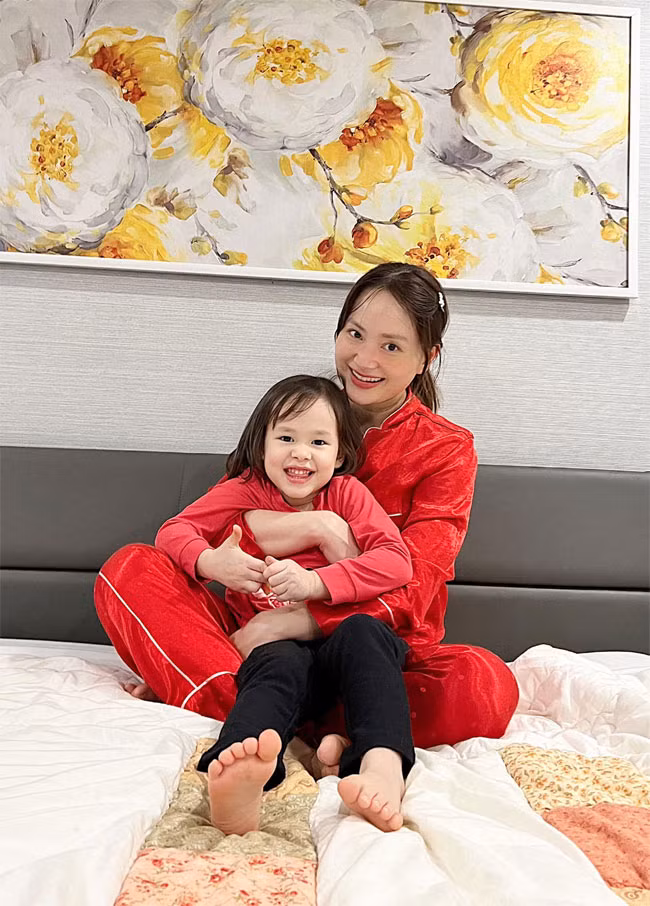 Con gái đầu lòng của nữ diễn viên Lan Phương và ông xã người Australia cũng nhận được nhiều sự quan tâm. Nhóc tì chào đời vào tháng 5/2018.