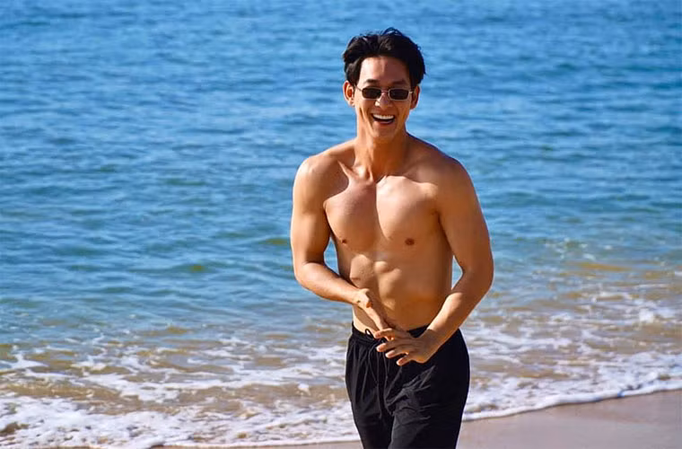 Sau đó, Song Luân tham gia công ty giải trí của Đông Nhi và Ông Cao Thắng. Anh đi học thanh nhạc, vũ đạo và tập gym để thân hình hấp dẫn hơn.