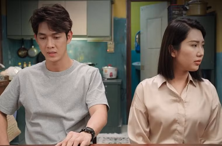 Trong phim “Cây táo nở hoa” Song Luân vào vai em út Dư, lạnh lùng, ít nói.