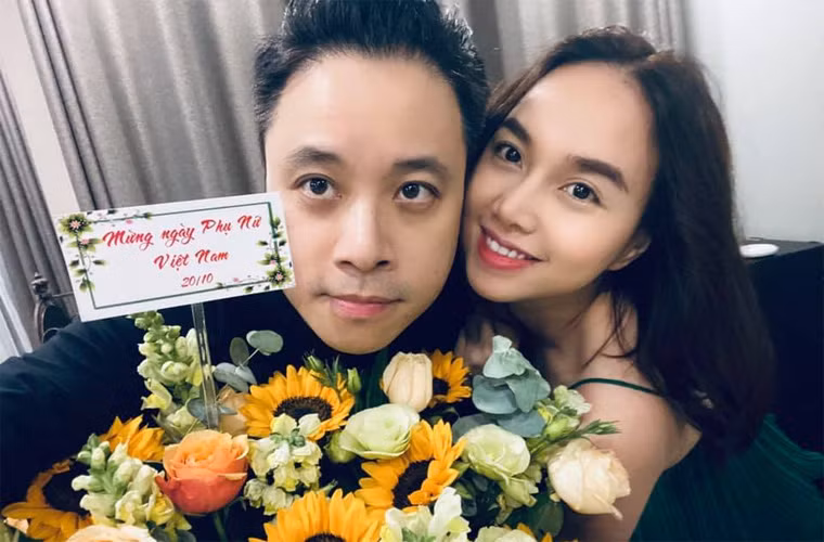 “Cảm ơn chồng vì đi làm xong là về thẳng nhà ăn cơm với vợ và chơi đến tối với hai con. Cảm ơn chồng vì anh không bia rượu thuốc lá, mà chỉ nghiện con và nghiện việc. Cảm ơn chồng vì luôn tặng vợ sổ tiết kiệm, tặng hết những gì chồng có, tặng cả tấm thân và cả đời này”, Đinh Ngọc Diệp chia sẻ trên trang cá nhân.