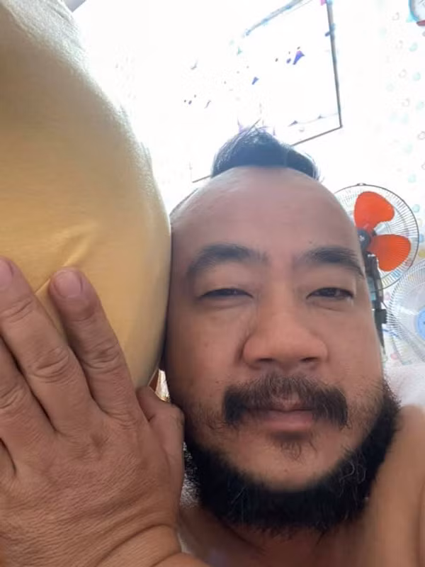 Nam diễn viên hài còn gây choáng với hình ảnh "râu ria xồm xoàm" khi ở nhà mùa dịch, bị vợ và con gái chê như "người rừng".