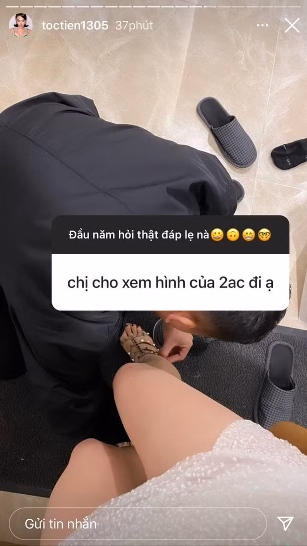 Trong lần trò chuyện với fan, Tóc Tiên không ngần ngại khoe ảnh ông xã tự tay đi giày cho mình, cực kỳ tình cảm và chu đáo.