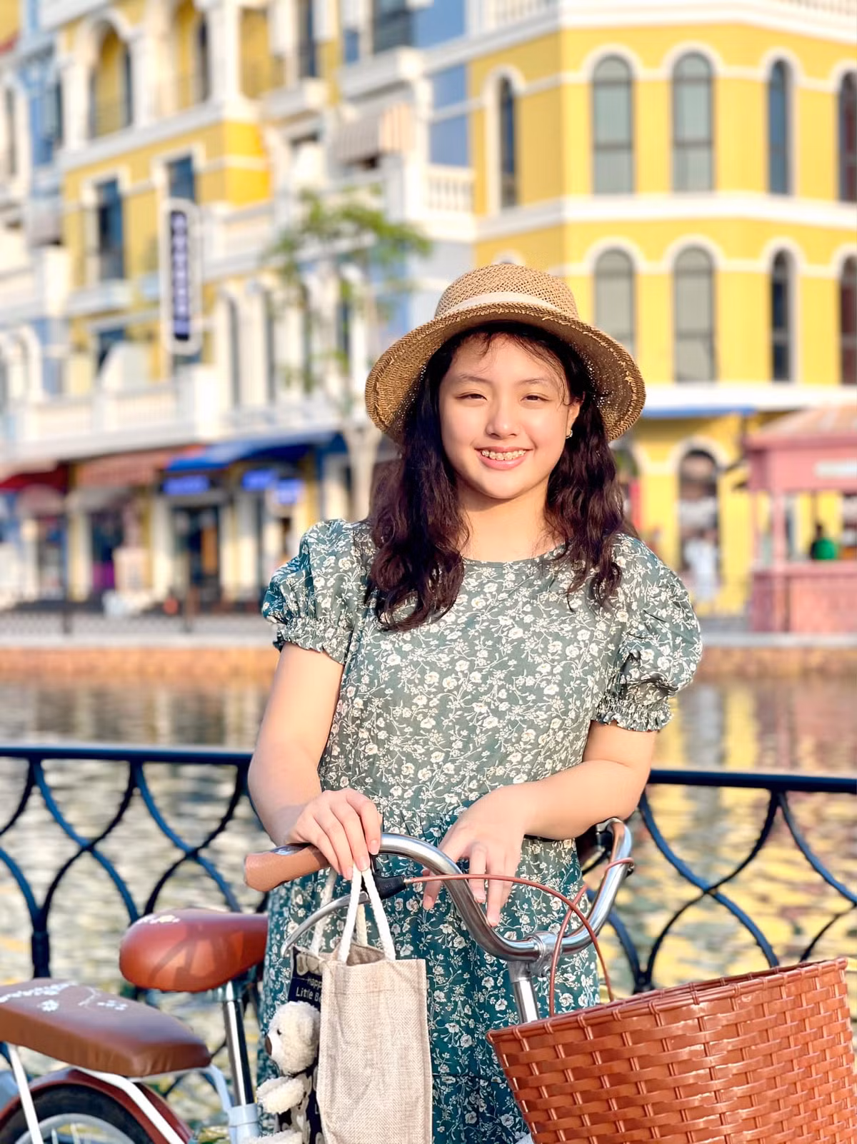 Suti càng lớn càng xinh xắn, ra dáng thiếu nữ.