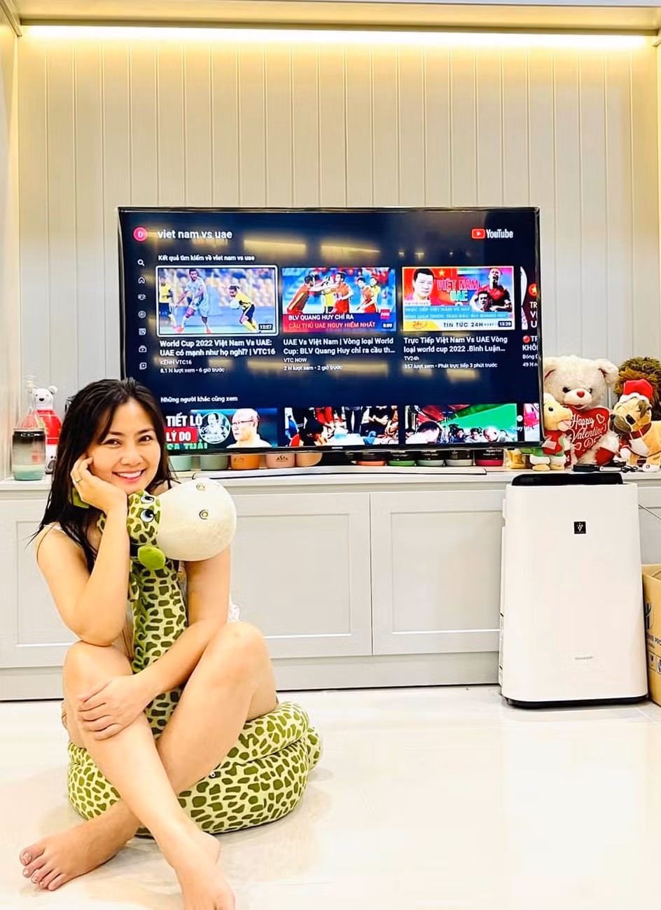 Thời điểm cuối tháng 6, nữ diễn viên chia sẻ về quá trình chăm chỉ luyện tập của mình: "Từ bữa giãn cách tới giờ thì ngày nào cũng vậy và cũng mệt. Càng tập thì mặt, bụng, vòng 1 là xuống nhanh, còn hông, đùi, bắp tay cũng vậy à".