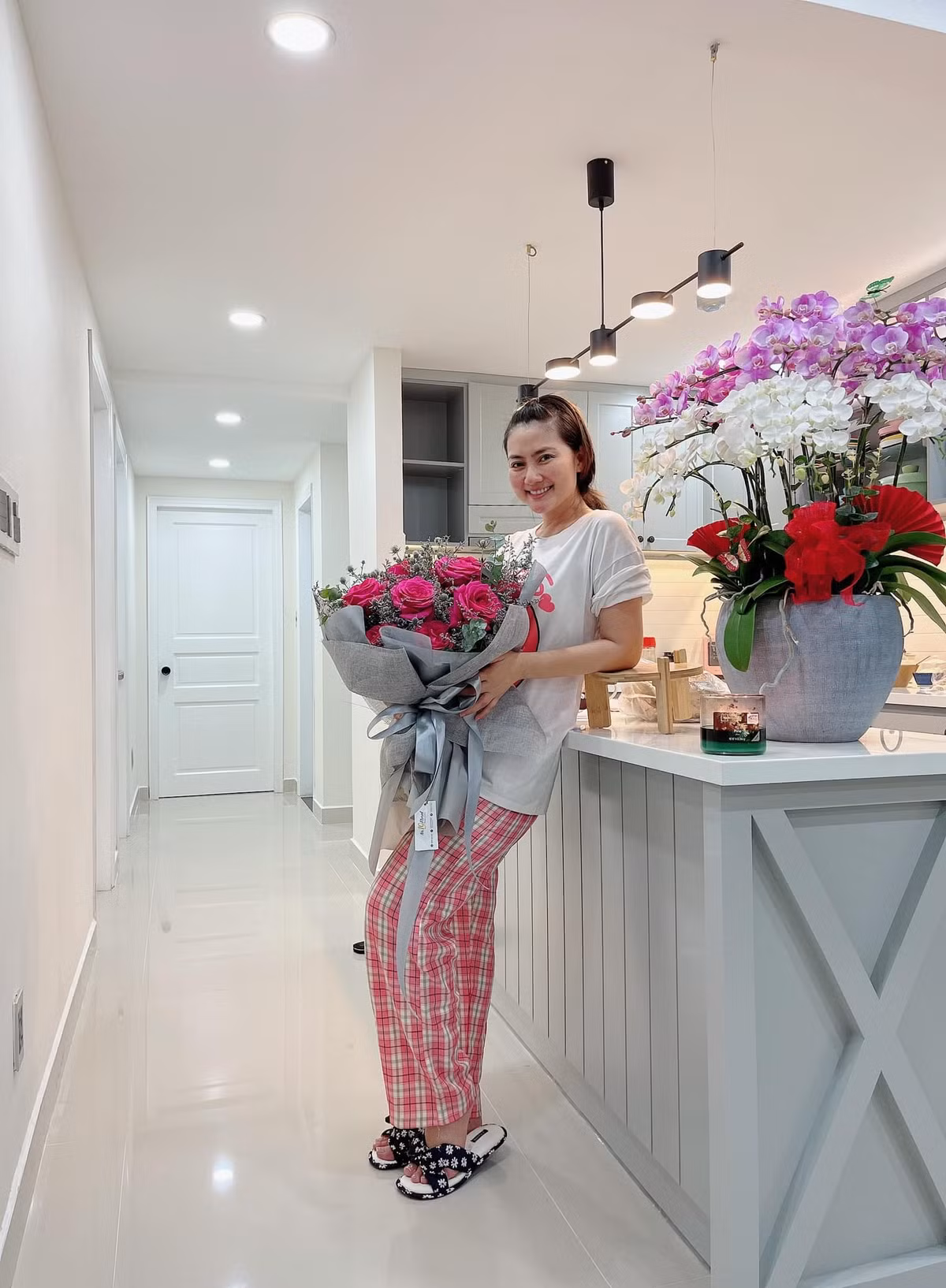 Thân hình có đẫy đà hơn trước nhưng Ngọc Lan vẫn nhận được nhiều lời khen về nhan sắc rạng ngời dù để mặt mộc.