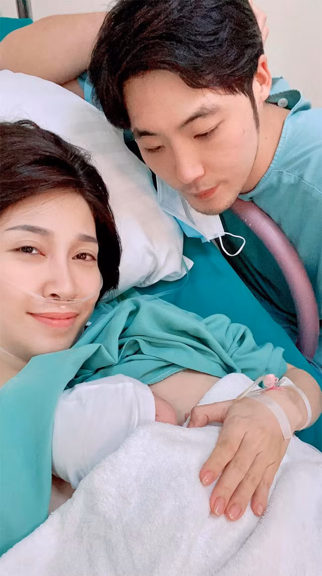 Tháng 10/2020, Pha Lê và Manny chào đón con gái đầu lòng, đặt tên là Thiên Ý, tên tiếng Anh là Honora Shin. "Lần đầu tiên trong cuộc đời mẹ thấy ba khóc, mà đã khóc là khóc um xùm trong phòng sinh bất chấp xung quanh", Pha Lê chia sẻ.