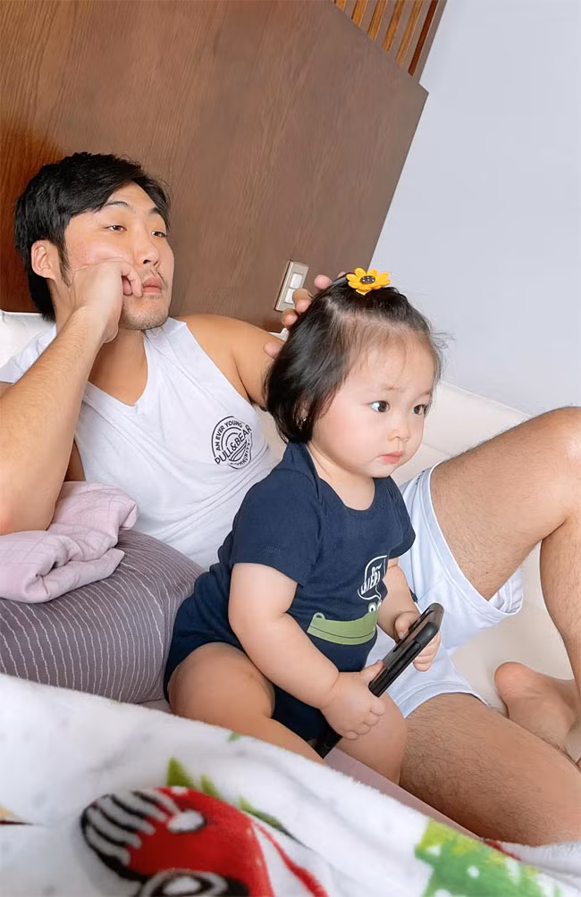 Không chỉ vào bếp nấu ăn giúp vợ, Manny còn trông con giúp vợ mỗi khi cô bận hay mệt.