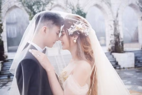 Nhin lai 4 nam hon nhan cua Lam Khanh Chi va chong tre
