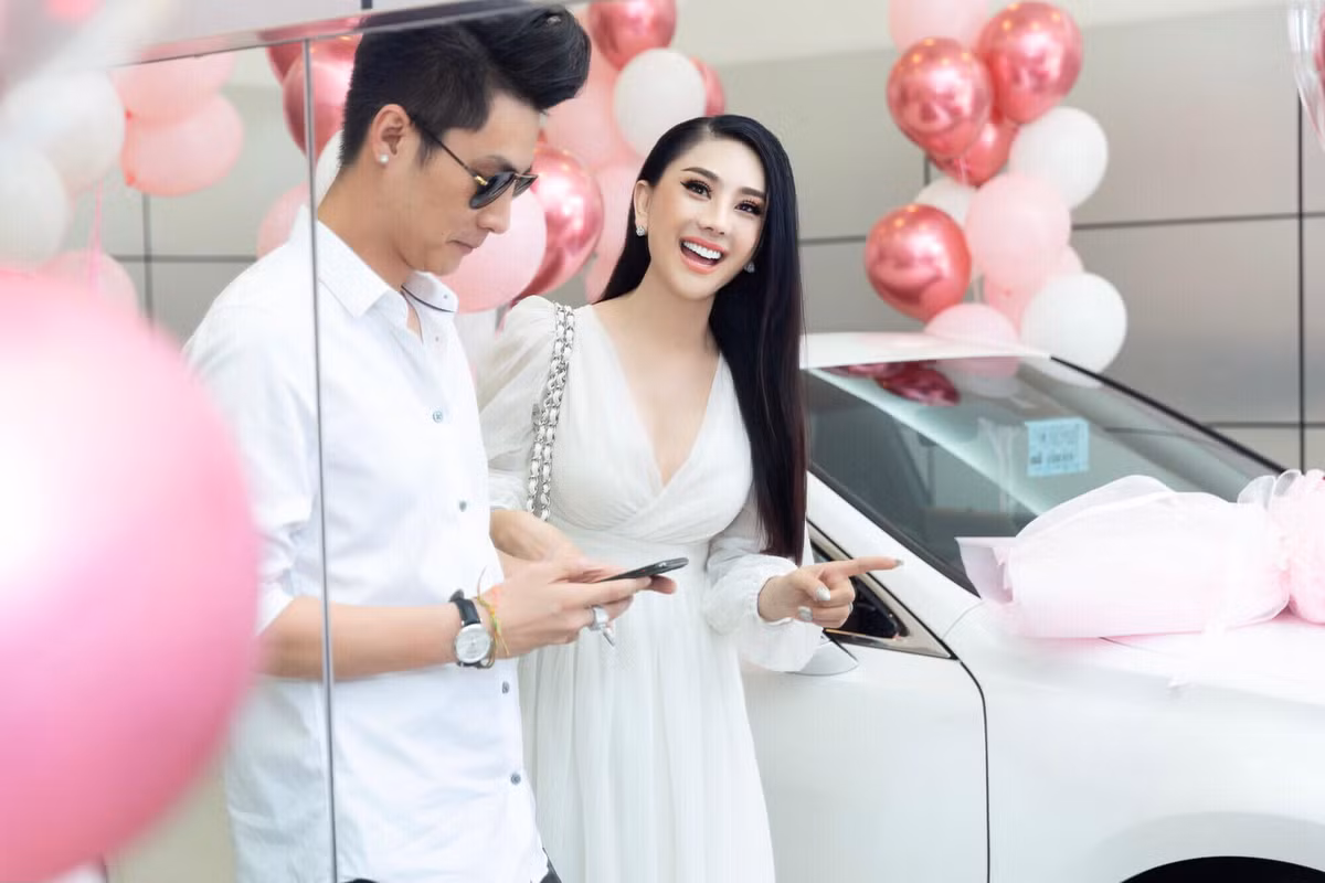 Không chỉ khoe tổ ấm hạnh phúc, vợ chồng Khánh Chi còn liên tục tậu xe và nhà. Cuối năm 2020, dù không muốn tậu thêm xe nhưng Phi Hùng vẫn chiều theo Lâm Khánh Chi.