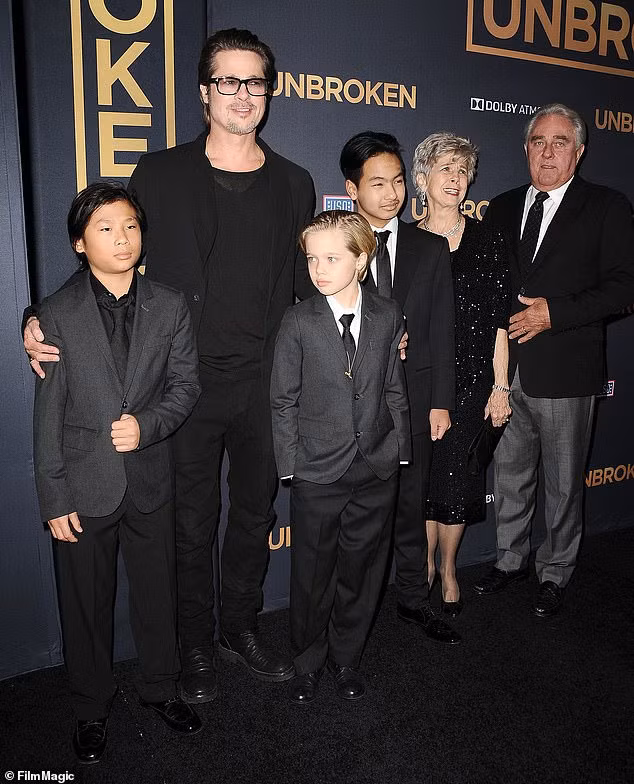 Việc nhận Pax Thiên làm con nuôi từng khiến mối quan hệ của Angelina Jolie và Brad Pitt căng thẳng bởi Brad Pitt lo lắng về việc nhận nuôi một đứa trẻ 3 tuổi không nói tiếng Anh trong thời gian con gái ruột đầu lòng của họ mới chào đời chưa đầy một năm. (Ảnh: daily mail)