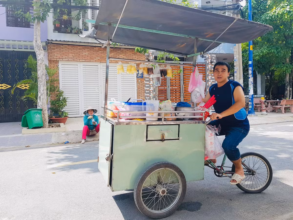 Mới đây, trên trang cá nhân của mình, MC Quyền Linh khiến fan "phát sốt" khi khoe nguyên bộ sưu tập "siêu xe" kết hợp với dép tổ ong huyền thoại.