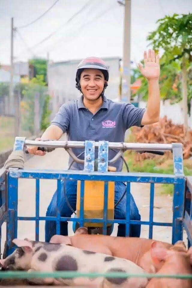 Nam MC "Vì bạn xứng đáng" còn chia sẻ vui: "Đi xe nào cũng được, nhưng quan trọng là phải có... dép tổ ong".