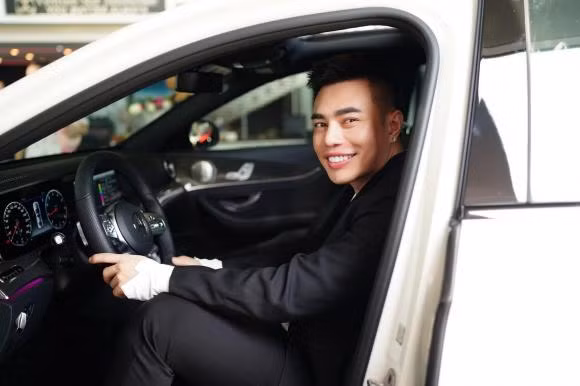 Dù đã mua xế hộp từ lâu nhưng nam diễn viên vẫn chưa có bằng lái xe. Thời gian gần đây, "Dương Lâm Đồng Nai" đã tranh thủ đi học lái ô tô để chủ động hơn trong công việc, đồng thời có thể đưa vợ con đi chơi. Dẫu vậy, ước mơ nhỏ nhoi của anh vẫn chưa thể thành hiện thực.