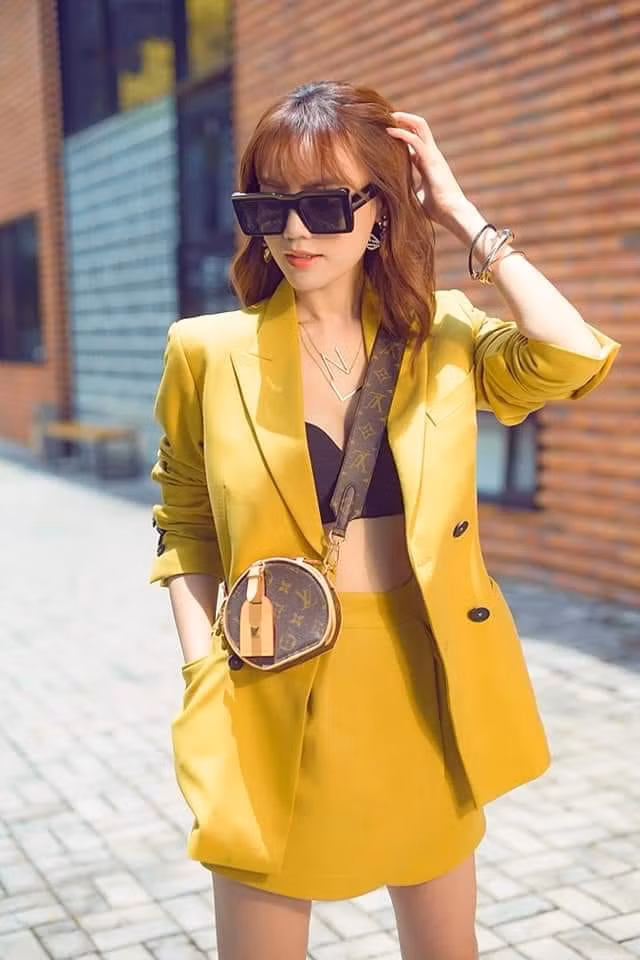 Trang phục thời thượng, phụ kiện đồ hiệu đã giúp vẻ ngoài của Lan Ngọc thăng hạng đáng kể.