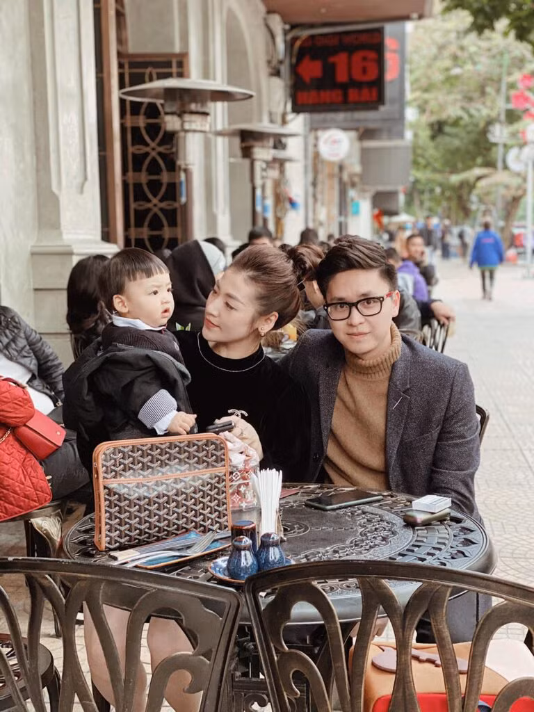 Hình ảnh "cả nhà đều đẹp" của nàng Á hậu khiến bao người ngưỡng mộ.