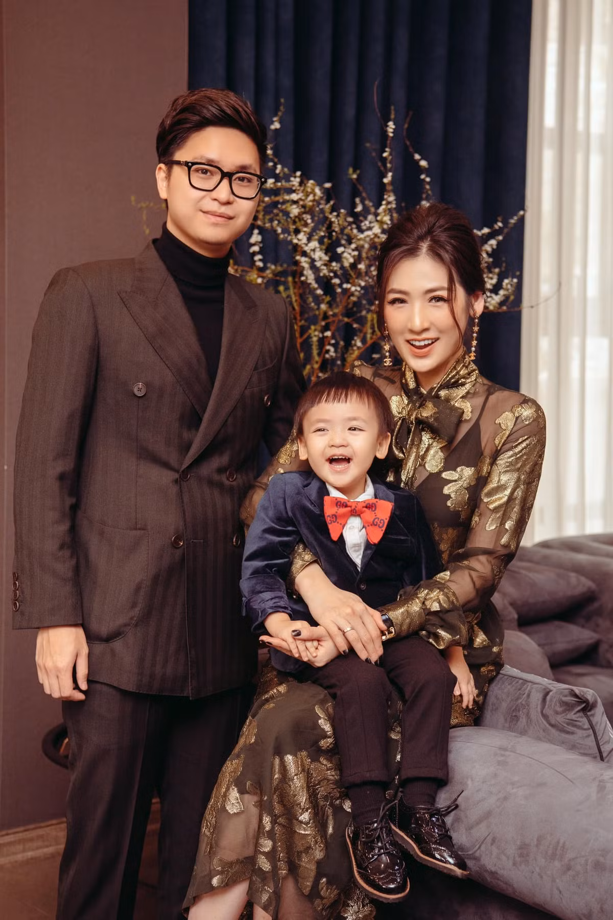Thừa hưởng nhiều nét đẹp từ cả bố lẫn mẹ, quý tử nhà Á hậu Tú Anh càng lớn càng kháu khỉnh và đáng yêu.