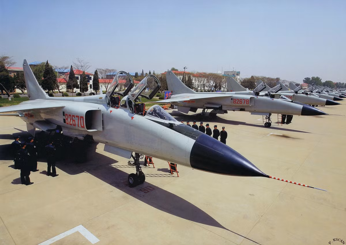 JH-7A là phiên bản cải tiến của dòng máy bay tiêm kích - bom JH-7 hay còn gọi là FBC-1 "báo bay" do Tổng công ty công nghiệp máy bay Tây An (XAC) và Viện thiết kế 603 nghiên cứu, phát triển và sản xuất từ năm 1988. Ít nhất hiện có 240 chiếc JH-7/JH-7A hoạt động trong Không quân và Không quân thuộc Hải quân Trung Quốc. Nguồn ảnh: Wiki