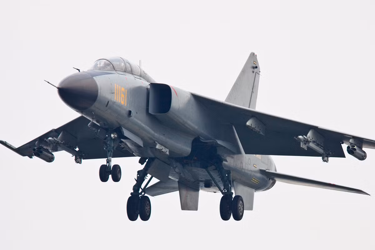 Phiên bản tiêm kích-bom JH-7A có khung thân nhẹ và bền hơn so với JH-7, có khả năng mang tải số lượng vũ khí lên tới 9 tấn, cho phép triển khai nhiều vũ khí chính xác cao. Hệ thống điện tử trên JH-7A cũng được nâng cấp mạnh với bảng hiển thị bằng màn hình màu LCD, hệ thống lái fly-by-wire, radar JL-10A... Nguồn ảnh: Wiki