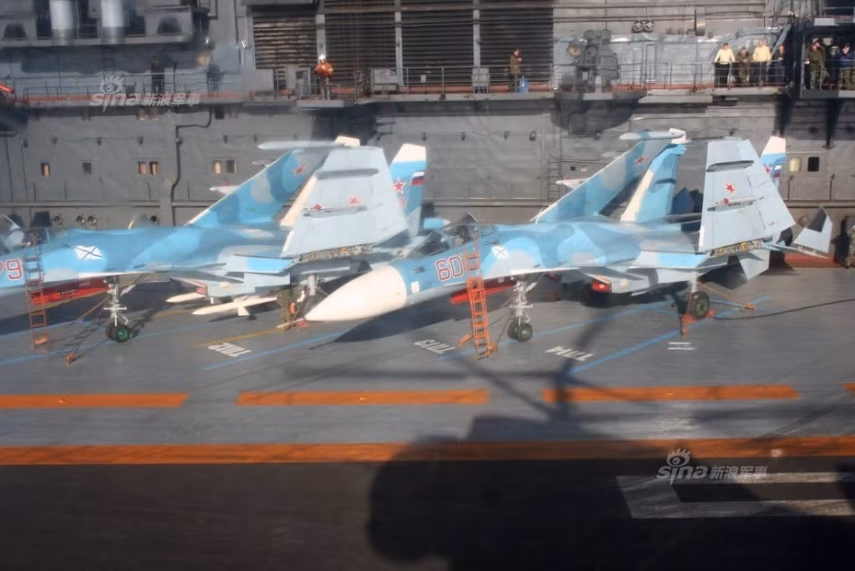 Hệ thống SVP-24 trên máy bay tiêm kích hạm Su-33 tính toán vị trí thả bom tối ưu dựa trên vị trí của máy bay, tốc độ và hướng gió cùng các tham số khác. Qua đó, cho phép Su-33 ném bom “ngu” FAB, OFAB chính xác như ném bom thông minh. Nguồn ảnh: Sina