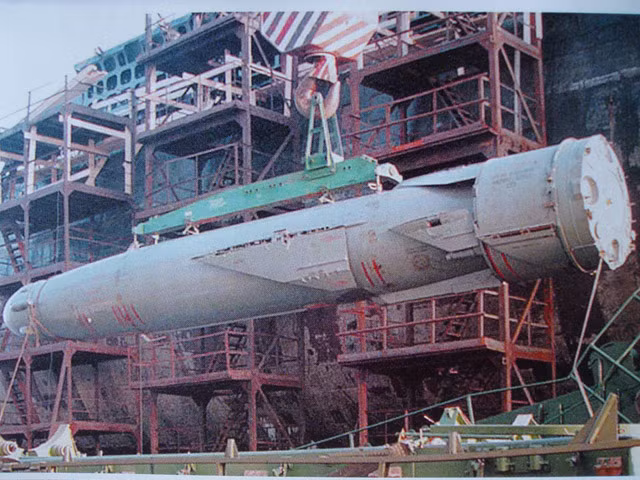 P-700 Granit được thiết kế từ những năm 1970 nhưng vẫn là một trong những "sát thủ diệt tàu sân bay" nguy hiểm nhất thế giới. Nó mang được đầu đạn nặng tới 750kg thuốc nổ thường hoặc đầu đạn nguyên tử 500 kiloton, tầm phóng lên tới 625km, tốc độ siêu âm Mach 1,6 ở trần bay thấp và Mach 2,5 ở trần bay cao. Nguồn ảnh: QQ