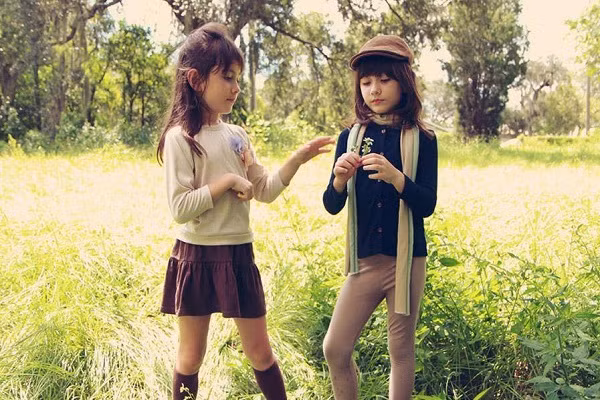 Trong khi cô chị Naomi mang phong cách tomboy, năng động thì cô em Lisa lại thiên về sự ngọt ngào và dịu dàng.