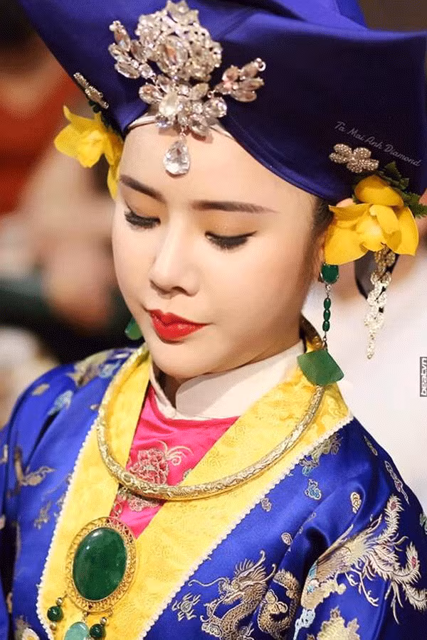 Những 'cô đồng' này đều sở hữu nhan sắc nổi trội với khuôn mặt thanh tú, phúc hậu.