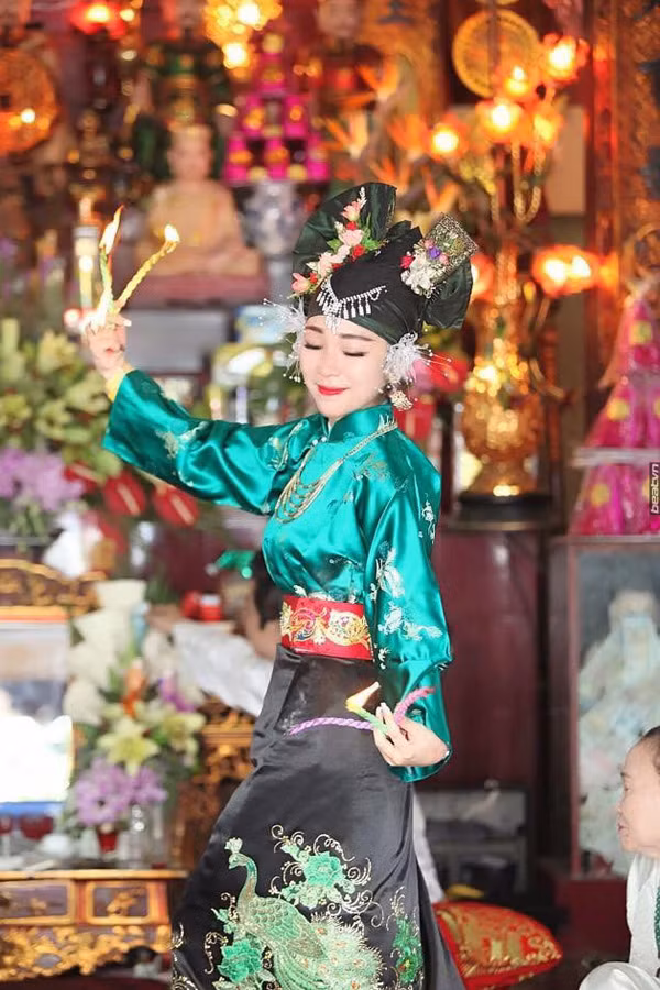 Trong lễ hầu đồng, các 'cô đồng' thường có những điệu múa uyển chuyển đẹp mắt. Cùng với gương mặt xinh đẹp, những 'cô đồng' này luôn thu hút mọi ánh nhìn.