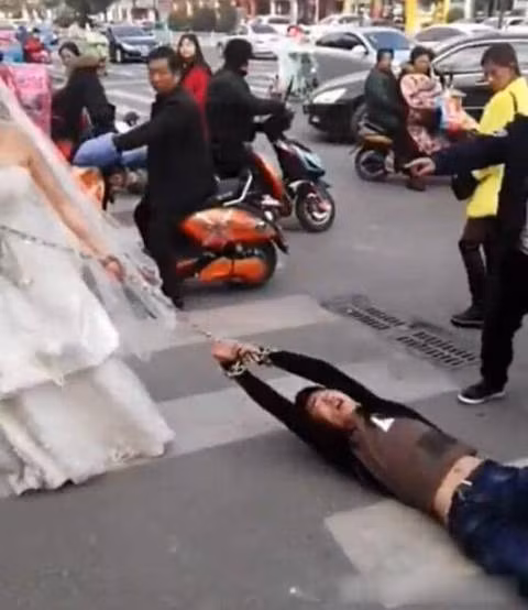 Chưa rõ thực hư sự việc ra sao, song clip "cô dâu kéo lê chú rể" này đang gây sốt trên các mạng xã hội Trung Quốc và cả Facebook với hàng trăm ngàn lượt xem kèm bình luận trái chiều.