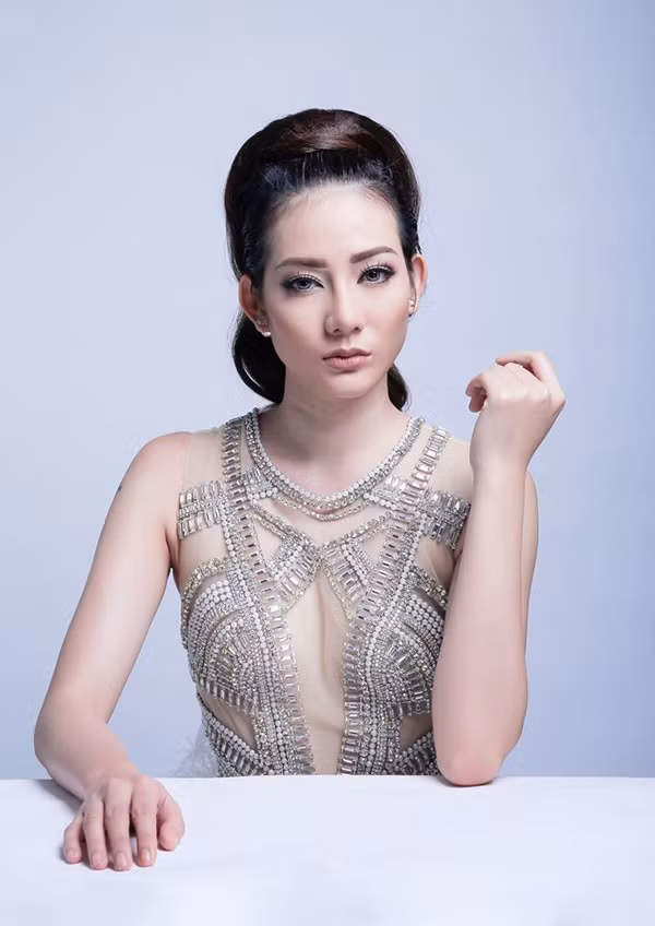 Với sống mũi cao thẳng, khuôn mặt của cô nàng trở nên cân đối hơn, xinh đẹp hơn rất nhiều.