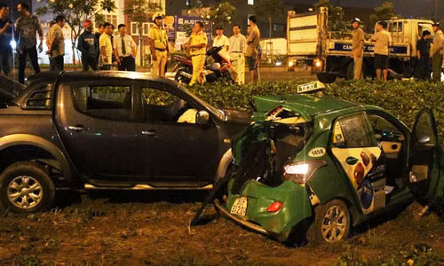 Khi đến khu vực vòng xoay ở phường Hiệp Bình Chánh, chiếc xe nói trên đã tông mạnh vào xe taxi 4 chỗ đang ôm cua vòng xoay.