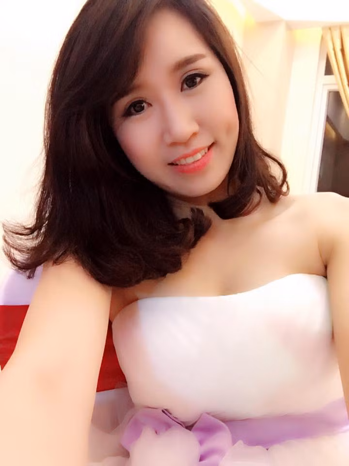 Do đặc thù làm việc trong ngân hàng nên thường ngày, không ngạc nhiên khi Trần Thị Tâm lại "trung thành" với những chiếc áo sơ mi, giày cao gót hoặc những bộ váy nữ tính. Nhưng khi trở về với ruộng đồng, Trần Thị Tâm cũng tạo ra vẻ bề ngoài "đúng chất nông dân" với quần áo bảo hộ, đội nón, đi ủng và gặt lúa khéo léo.