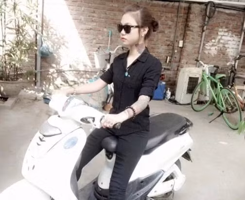 Thích chụp ảnh bên xe máy nhưng luôn không để lộ mặt, cô gái trẻ bí ẩn này ngày một kích thích sự tò mò của dân mạng Việt hơn. Phải mất khá nhiều thời gian thì trang cá nhân, danh tính cô gái xinh đẹp, xăm trổ mới được cư dân mạng phát hiện. Theo đó, nữ nhân vật chính tên thật là Lê Thùy Kha, một 9X cá tính đang sinh sống ở Hà Nội.