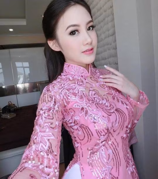 Phoiphailin Sivilay - Nguyễn Mai Chi có cả bố và mẹ là người Việt Nam nhưng cô được sinh ra và lớn lên ở nước bạn Lào khi gia đình chuyển đến đây sinh sống. Cô nàng từng gây tranh cãi về nguồn gốc, quê hương của mình nhưng khi ngắm Mai Chi xinh rạng ngời, trong veo trong tà áo dài truyền thống, chúng ta có thể cảm nhận ngay được cái “chất Việt Nam” đặc trưng hiện hữu trên vẻ bề ngoài của cô hot girl này.