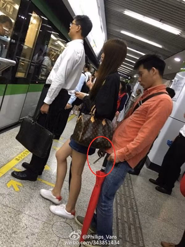 Ngoài lén lúc, một số kẻ biến thái thậm chí còn công khai chụp lén phụ nữ ở những nơi công cộng. Khi bị phản ứng, những kẻ này một là bỏ chạy hoặc cố tình vờ như "không biết gì", giấu nhẹm chiếc điện thoại có lưu "ảnh bẩn" và các cô gái thường sẽ không còn bằng chứng để nhờ người khác can thiệp.