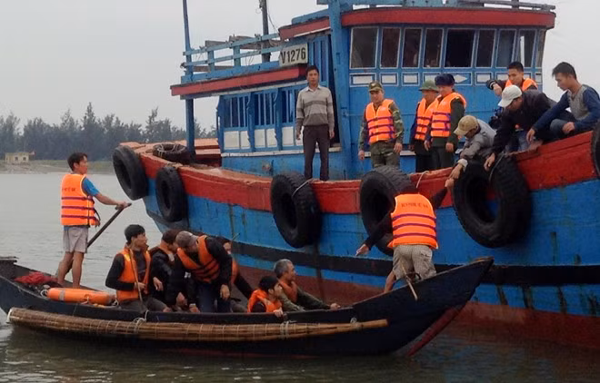 Khi đã được cứu hộ, những người gặp nạn nên bình tĩnh, ổn định lại tinh thần, quan sát xung quanh để có thể giúp đỡ những người khác và tìm được người thân của mình. Trên đây là một vài bí quyết hữu ích, quan trọng cho những hành khách du lịch đường thủy lâm vào tình cảnh tàu không may bị gặp nạn. Tất nhiên trong nhiều tình huống khác nhau, các cách thoát hiểm và tìm cứu hộ cũng sẽ thay đổi nhưng việc tỉnh táo, tự trấn an bản thân để sáng suốt trong từng hành động vẫn là yếu tố đặc biệt quan trọng