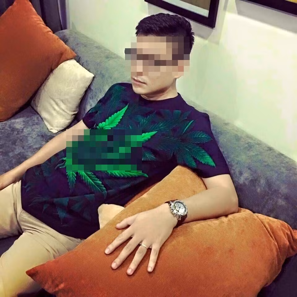 Theo quan điểm của Thu Huyền, sinh viên Đại học Luật Hà Nội: “Chiếu theo những quy định, điều luật mà báo chí đăng tải gần đây thì mình cho là các bạn trẻ - những người mua và mặc chiếc áo này mà không biết đó là lá cần sa hoàn toàn không phải đối tượng để áp dụng các hình thức xử phạt. Nguồn hàng nhập áo này chủ yếu là từ Trung Quốc, Thái Lan, vậy thì sao không thắt chặt quản lý nhập hàng, thắt chặt kinh doanh, quản lý các mặt hàng bán ra thị trường mà lại chỉ chăm chăm xử phạt những người chưa có điều kiện nắm rõ các quy định?”.