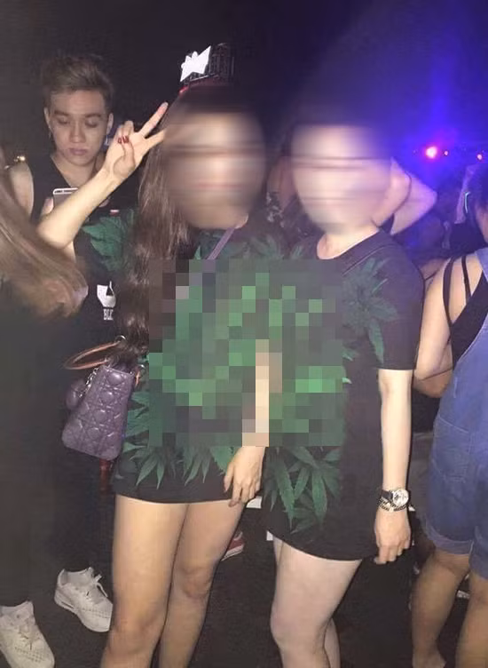 Và dù còn nhiều bất cập, nhiều khía cạnh chưa thể làm rõ nhưng đa phần các bạn trẻ sau khi biết các quy định, nghị định về quản lý hoạt động in ấn đã cùng nhau nêu quan điểm: “Dù bị phạt ít hay nhiều thì tốt nhất cũng không nên mua và mặc những chiếc áo cần sa đó nữa”.