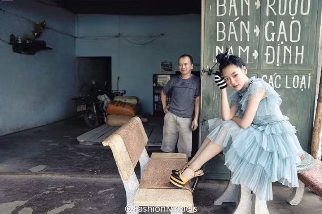 Không chỉ khung cảnh mà cả con người Hà Nội, Việt Nam cũng xuất hiện trong những bức ảnh của hot girl, nữ MC nổi tiếng nhất Đài Loan (Trung Quốc). Bộ ảnh đẹp mắt, phá cách và nhận được rất nhiều lời khen từ giới chuyên môn và các fan hâm mộ từ nhiều quốc gia khác nhau.