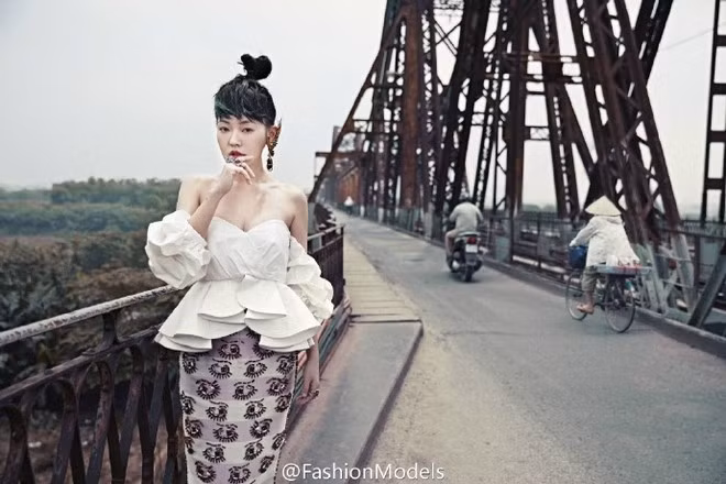 Ngoài ra, Từ Hy Đệ còn đến một số địa điểm nổi tiếng ở Hà Nội như cầu Long Biên để chọn đó làm bối cảnh trong những bức ảnh thời trang của mình. Những trang phục có thiết kế độc đáo, nổi bật, đối lập với khung cảnh xưa cũ, mộc mạc ở Hà Nội góp phần tạo ra những bức ảnh "độc, lạ" gây tượng mạnh cho người xem.