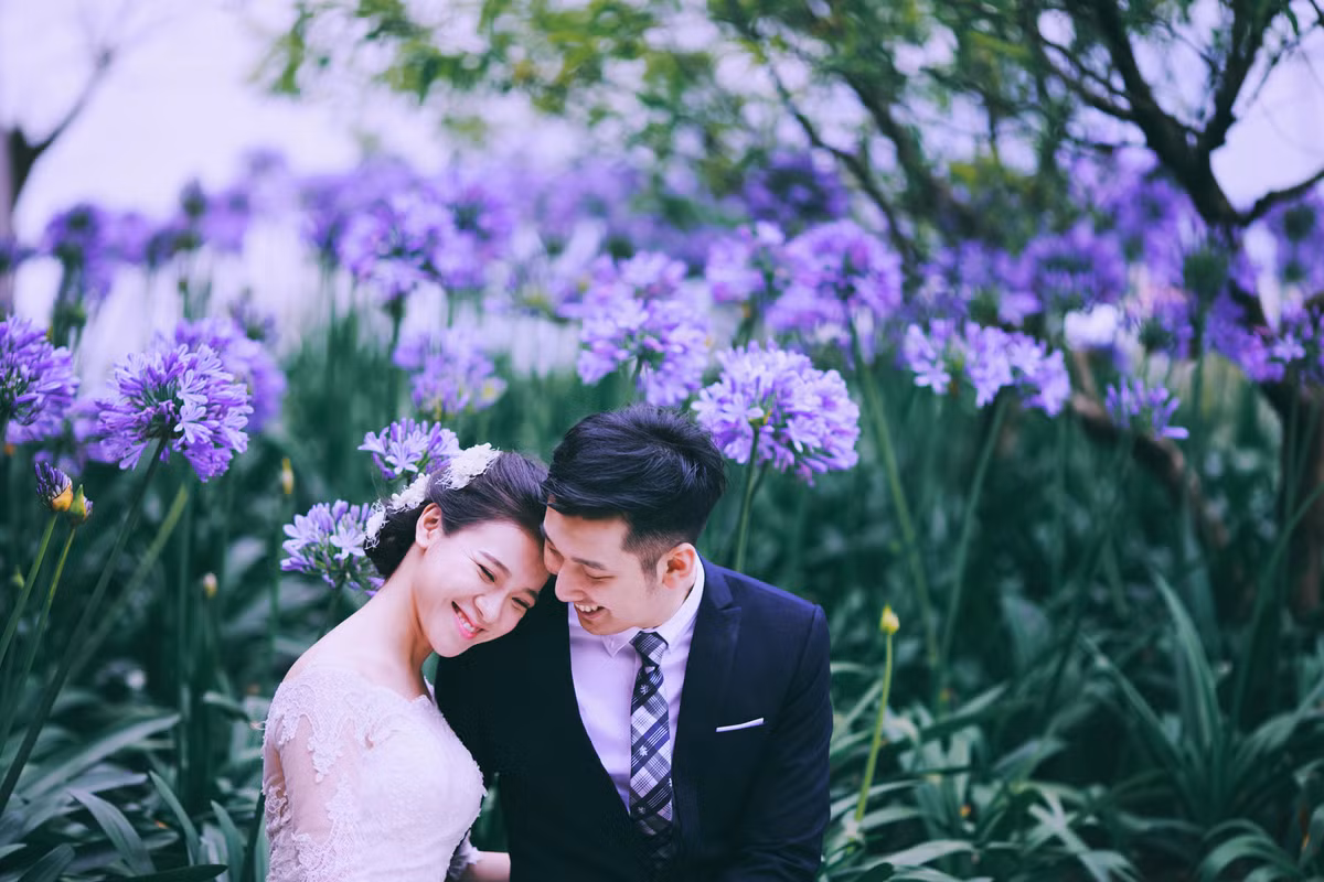 Không lựa chọn việc chen chúc tại các địa điểm nổi tiếng, vợ chồng Hoàng Anh - Thùy Dương đã tìm tới vườn hoa Tam Đảo - một nơi nổi tiếng với thiên nhiên xanh mát để làm bối cảnh.