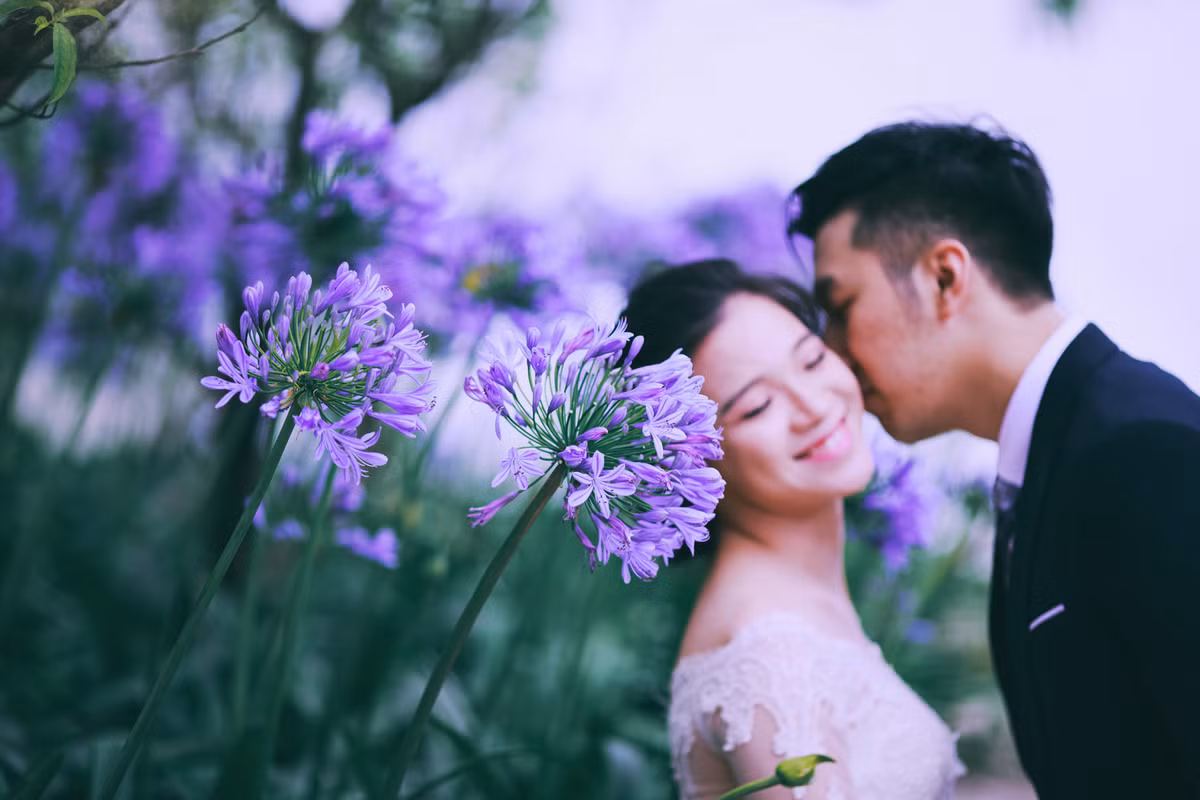 Chú rể nhẹ nhàng tình tứ hôn cô dâu...