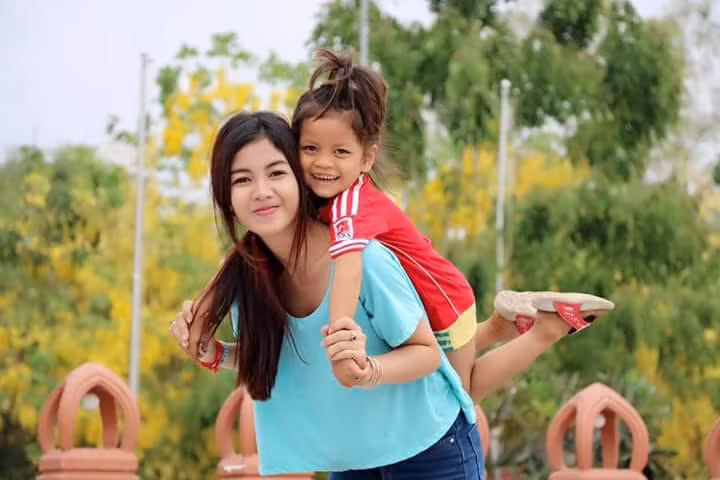 Một điều quan trọng khác là khi thử tìm kiếm mã ID Facebook thông qua những bức ảnh đăng tải lên Facebook Royal Ly, phát hiện chủ nhân của những bức ảnh thực sự này lại là một cô gái người Campuchia, có một đứa con gái và cuộc sống gia đình khá hạnh phúc. Một số dân mạng Việt phản ánh đã nhiều lần thử liên hệ, gửi tin nhắn cho Facebook Royal Ly nhưng đều không nhận được hồi đáp.