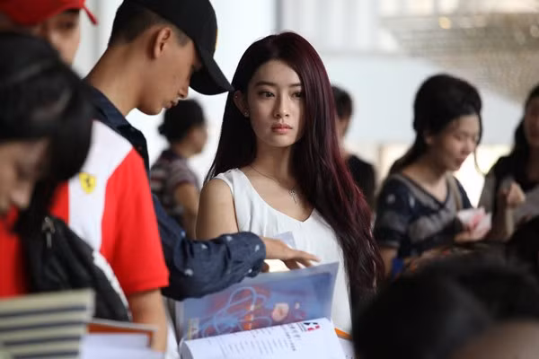 Nữ sinh với khuôn mặt khả ái khiến nhiều người ngây ngất.