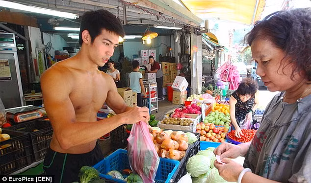 Chàng trai Wang Xianghong, 20 tuổi, làm việc cho một cửa hàng bán rau quả tại khu chợ ở khu vực Bắc Đầu thuộc thành phố Đài Bắc, Đài Loan. Với thân hình cơ bắp và khuôn mặt điển trai, hot boy bán rau quả khiến những khách hàng nữ phải mê mẩn.