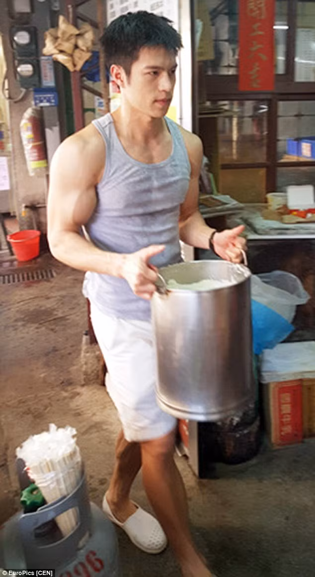 Nhưng sau đó Chen Yitin được phát hiện là một người mẫu.