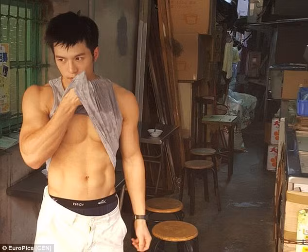 Trước đó, chàng trai bán tào phớ Chen Yitin cũng gây sốt trong cộng đồng mạng Đài Loan bằng thân hình 6 múi và gương mặt điển trai.