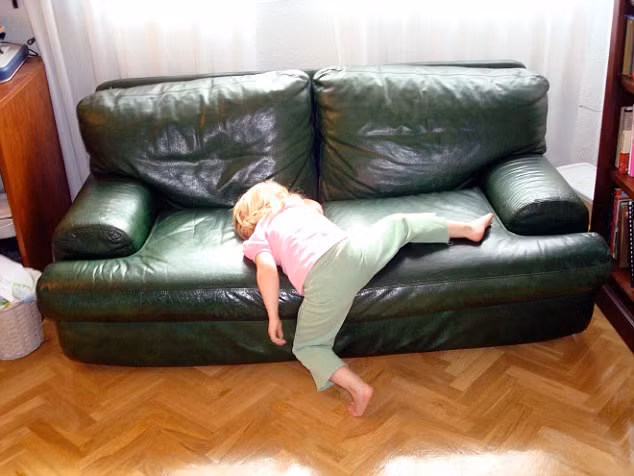 Mặc dù rất buồn ngủ, nhưng bé gái vẫn kịp chọn được vị trí nằm êm ái.
