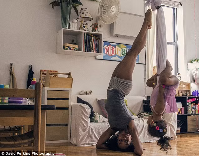Trẻ có thể học rất nhiều điều từ mẹ là vũ công ballet.