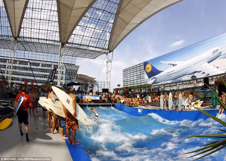 Sân bay Munich (Đức) có khu tạo sóng nhân tạo lớn nhất thế giới để hành khách lướt ván trong khi chờ đợi.